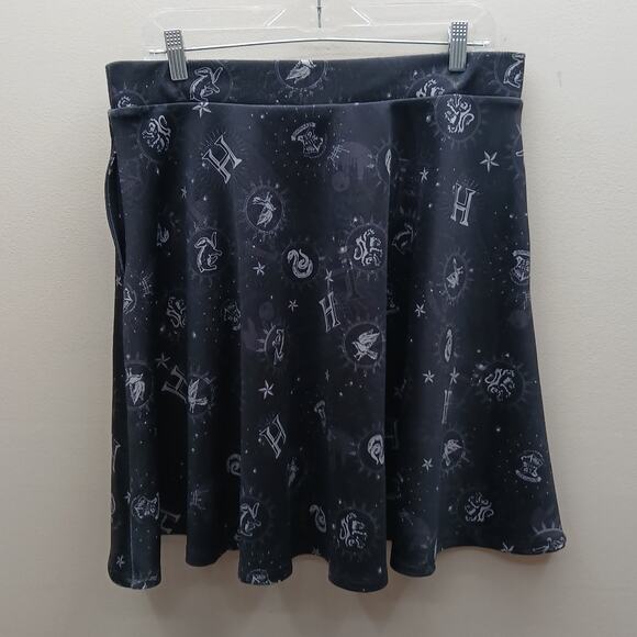 Torrid × Harry Potter Scuba Hogwarts House Icons Mini Skater Skirt Black 0 Large - Picture 2 of 7